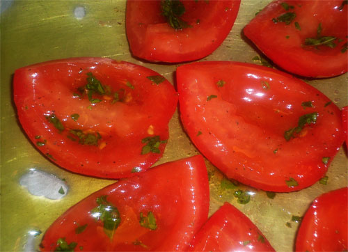 Seeded tomatoes with oregano and olive oil